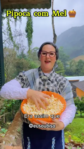 Pipoca com Mel que sua avó fazia👵🏼 Me segue aqui❤️ 👩🏻‍🍳Receita: 1 colher de banha ou oleo / 1 xícara de pipoca em grão  👩🏻‍🍳Calda: 1 xícara de açúcar / 3 colheres de mel e meia xícara de água #mulher#mãe #vó #receita #receitafacil #cozinhando #rural #donadecasa #pobre #vidanaroça #antigamente #criança #roça #vidanocampo #eusoubisa#caipira #antigamenteeraassim #gaúcho #culinariaitaliana #pipocadoce #pipoca