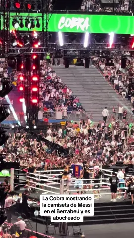 La Cobra mostrando la camiseta de Messi en el Bernabeú y es abucheado  #lacobra #barcelona #realmadrid #santiagobernabeu #lavelada #laveladadelaño #laveladadelaño4 