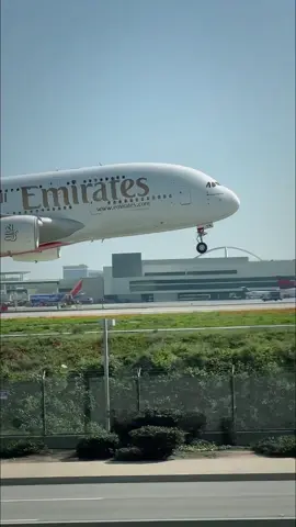 Emirates airline A380 Landing😨 . . . . #viral #airline #foryou #emiratesairlines #foryoupage #landing #airoplane #aircraft #aircraftlanding #airport #dubaiairline #100k #1millionaudition #growmyaccount #unfreezemyacount #sky 