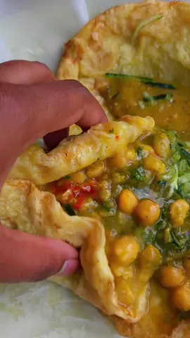 Happy Saturday!! 🔥🔥🔥 Who wants this doubles right now?  #Doubles #TriniStreetFood #TrinidadandTobago #TriniDoubles 