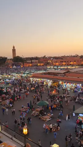 Comienza la vida en Jemaa el-Fna...🇲🇦 #marrakech #marruecos #🇲🇦 #parati #jemmaelfnaa #koutubia #mosquee #musulman #muslim #sunset #atardecer #travel #viajar 