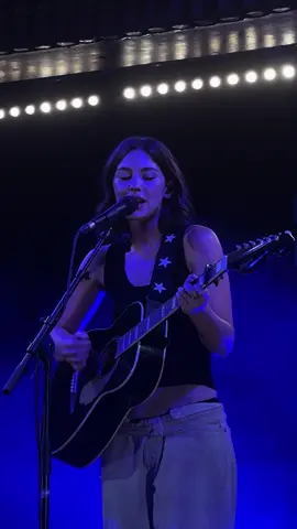 gracie abrams performing her unreleased song that's so true at the acoustic show in kingston #gracieabrams #aneveningwithgracieabrams #gracietok #gracie @gracie abrams @GracieAbramsHQ 