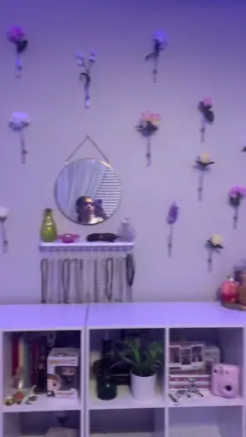 they keep falling now idk what to use to keep it up😣😣 #flowerwall #roommakeover #roomdecor #walldecor #aestheticroom 