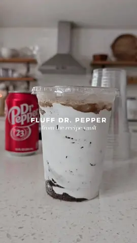 Sweet fizz🥤☁️🤌🏻 If it's Dr. Pepper I'm gonna try it, and this perfect pair makes for a surprisingly creamy, refreshing treat. Scrape the sides with the straw as you stir and let it simmer for a few for a creamy, iced cold Dr. Pepper + Marshmallow fluff = 🫶🏻