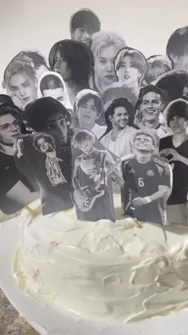 Our celebrities crushes :) #crushcake #celebrities #crush #girls #straykids #txt #richardrios #asianboy #fypシ #trend #fyp #smashcake #maluma #justinbieber #harrystyles 