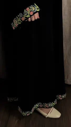 انيقه وكمية انوثه فيها وتوصلكم مع طرحة مطرزه نفس العبايه 🌸🍃🌼 #عبايات 