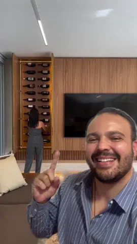Confira essa sala incrível com um painel planejado de madeiras ripadas que esconde uma adega de vinho! Achei sensacional essa opção que une elegância e funcionalidade de forma discreta e sofisticada. Você gostaria de ter uma adega assim em casa? Deixe seu comentário e salve este vídeo para não perder essa inspiração incrível! 🏡🍷✨ #Decoração #DesignDeInteriores #AdegaDeVinho #MadeiraRipado #Inspiração #DecoraçãoCriativa #DesignFuncional #Arquitetura #EstiloDeVida #CasaDosSonhos #SalaModerna #Inovação #Elegância #DecoraçãoDeLuxo #DetalhesQueEncantam #Interiores #InspiraçãoDecor #DecoraçãoDeSalas #EstiloDeVida #CasaPerfeita #DecoraçãoComEstilo #DesignDeAmbientes #Tendências2024 #Sofisticação #AmorPorDecoração #InterioresDeLuxo #DesignInovador #CasaModerna #DecoraçãoEscondida #AdoroDecor #engajamento 
