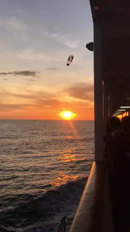 Gagal estetik😭ada yg lempar sampah #sunset #estetik #kapalpelni #iphone7plus 