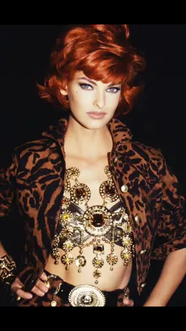 #LindaEvangelista for #GIANNIVersace spring summer 1992 #viral #90s #SuperModel #fy #FashionTikTok #fashion #catwalk #Versace 