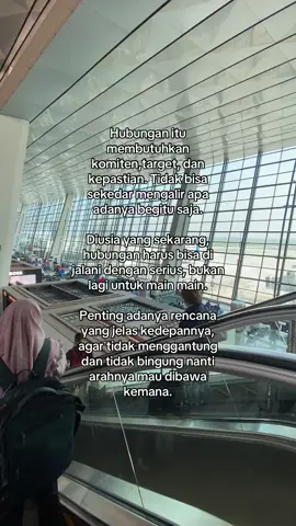 Kenpa harus minta kepastian didalam suatu hubungan.. Karena, memangnya kamu mau punya hubungan yang tidak tahu arahnya? Menurutku, kalo sudah dewasa pastinya sudah bukan waktunya lagi ya, main-main, pacaran tidak jelas, jalanin aja ngalir gitu, tidak ada komitmen, masalahnya umur berjalan terus. Masa iya jalanin aja sampai usia 25-30.. Jangan gitu juga, waktu kamu habis terbuang sia-sia, sayang mending waktu kamu digunakan untuk menata masa depan dan fokus ke hal-hal produktif. Dan hubungan dewasa tuh harus jelas, pengenalan, pemahaman dan komitmen, jangan buang-buang waktu, kalo tidak cocok ya mending temenan aja. Ketika kamu sudah dewasa, jangan mudah baper, kamu harus kontrol kadar baper diri kamu.  Kalo memang tidak ada kecocokan jangan dipaksakan cocok, dengan alasan terlalu nyaman dan sudah lama menjalin hubungan, tahunya diambang ketidak pastian. Kamu juga harus paham, dan harus bersikap tegas, pasangan kamu itu memang serius atau cuman main-main saja. #fyp #fypdong #kepastian #komitmen #hubungansehat #hubunganjelas 