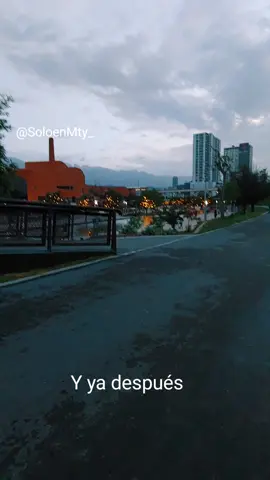 Y ya después en Monterrey #monterreynlmexico #yyadespues #zamorales #monterrey #cerrodelasilla #paseosantalucia #luna #regios #nuevoleon #costumbre #nublado 