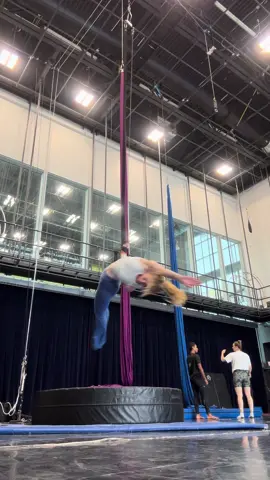 Perfecting the flare because i was self taight before…it needed some fixing haha #aerialist #aerialstrpas 