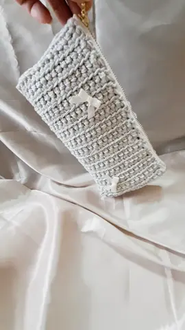 参考 @luv.won04 さんの制作したペンケースが素敵すぎ✨️ 娘が一目惚をれして「ママ作って~」とリクエストに応え参考にして頑張って編んでみました💕 #編み物 #かぎ針編み  #ファスナーペンケース  #可愛い #fyp 