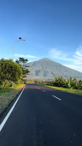 View terindah ciremai kalo dilihat dari jalan ini 🥹🥹 📍jalan baru kuningan jawa barat  #ciremai #ciremai3078mdpl #ciremaimountain #kuningan #kuninganjawabarat #kuninganjabarhits #kuninganrepost #kuninganpride #kuninganhits #fypシ゚viral #foryou #xyzbca #pemandangan #gunung 
