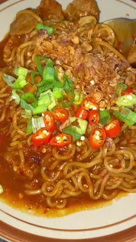 seseorang tolong jadikan mie termasuk makanan sehatt ☹️  #makan #makanpedas #fypwoi #indomie #mienyemek 