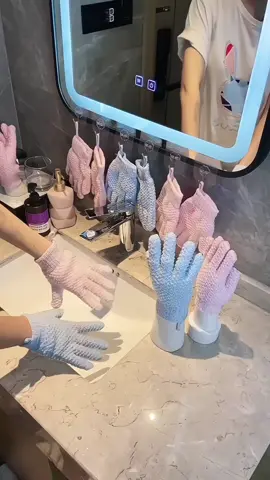 Găng tay tắm năm ngón mới rất tiện lợi cho việc tắm rửa hàng ngày và tẩy tế bào chết!! #gangtaytaytebaochet #tienich #giadungnhatam #thietthuc #jizonguyen 