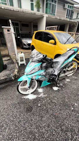 Pakai sabun sunlight mak aku ja.nak tau padu tak padu kene beli, tekan jer beg kuning🦋🤙#hondars150r #rssociety #rs150 #rs150malaysia_official 