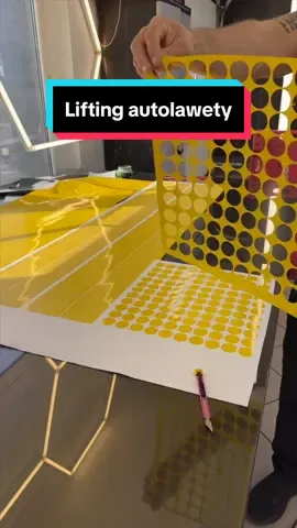 W tym filmie szczegółowo pokazujemy cały proces oklejania autolawety folią Teckwrap w kolorze szczotkowanego aluminium, wzbogacając ją o dodatkowe żółte akcenty. Od przygotowania powierzchni, przez precyzyjne cięcie i aplikację folii, aż po finalne wykończenie – zobacz, jak zmieniamy wygląd i zabezpieczamy lawetę. #Teckwrap #carwrapping #autodetailing #brushedaluminum #yellowaccents #cartransporter #precisionwork #wraplife #vinylwrap #carprotection