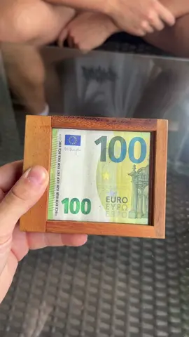 Befreie den Geldschein aus der Box