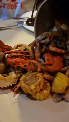 Chubby Crab bringing the wildness. This was kagulo to the nth power - an absolute MUST TRY!!! Here in Boracay you can find them in LakeTown near D’Mall, but back in Manila they’re along Jupiter. 🦀 NOT IN VID BUT SOMETHING YOU must, must, MUST GET - their damn oyster sisig. I swear it puts that other, more famous oyster sisig to slight shame. 🦪 Once you try this you won’t go back. 🤭   #boracay #seafood #seafoodboil