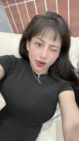 Bình thường đanh đá nhưng được anh thơm má thì lại ngoan 🥰