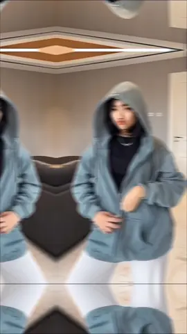 Hoodie ini dirancang dengan gaya modern yang menggabungkan kenyamanan dan gaya dalam satu paket. #FashionKeninian#HoodieModern#Gayakasual#TrenFashio n#HoodiePria#HoodieWanitat#00TD #StylishHoodie#GayaPakaian#KenyamananDanGaya 