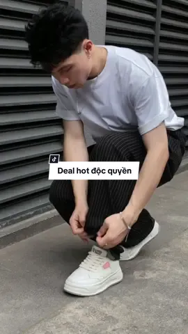 Giày chính hãng ngon nên tôi xin luôn cho ae quả voucher hời, tranh thủ nhé ae ơi #giaysneaker #localbrand #xuhuong #trending #secondsunday #review #giaythethao #sneakers #fashion #viral #giaychinhhang #fyp 