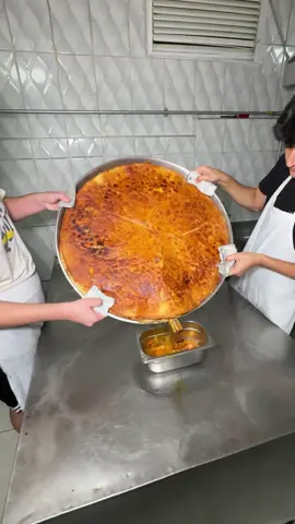 Kıymalı Su Böreği . Geçen haftaki Adana gezimde Adana Seyhan ilçesinde bulunan Adana'nın en iyi Börekçilerinden biri olan @borekciriza'ya geldim ustamla birlikte güzel bir Kıymalı Su Böreği hazırladık bu arada ben gittiğimde dükkanın kapısında baya bi kuyruk vardı ben yaklaşık 30 dakika sıra bekledikten içeriye girebildim ve  ayrıca Enes ustam Gece saat 12.00'da açıyor ve Sabah 09.00'da geri kapatıyor bu arada bende çekimden sonra Kıymalı Su Böreği'nin tadına baktım ben bu Su Böreğine bayıldım muhteşem bir lezzetti iddia ediyorum sırf bu Kıymalı Su Böreği için bile Adana'ya gelinir  . Kıymalı Su Böreği Nasıl Yapılır ? . #börekçirıza #kıymalısuböreği #lezzet #yemektarifleri #yemekturkiyecom