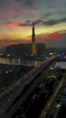 Yêu nhau càng lâu, bất đồng quan điểm càng nhiều, người ta cũng ít nhường nhịn đối phương hơn.  Vì sao ấy hả? Vì họ đã quen có nhau rồi, và vì họ biết rằng người kia khó mà rời đi. Nên mới không cần nhún nhường nữa.  Người kia giận dỗi, họ làm ngơ.  Người kia chờ đợi, họ không tới.  Người kia tranh luận, họ lớn tiếng.  Tất cả chỉ vì nghĩ rằng “Có rồi không cần phải giữ làm gì.” Chẳng như lúc đầu họ nâng niu...                          #motchutbuon #xuhuong #fyp #tiktok #saigon 