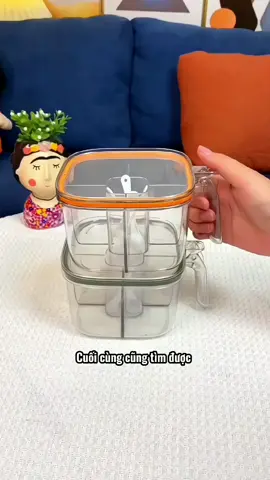 Hộp gia vị một ngăn bốn ngăn đủ dùng cho nhà bếp. Rất tiện lợi khi nấu nướng. Bạn có thể đựng bốn loại gia vị khác nhau. Tất cả đều được trang bị những chiếc thìa nhỏ rất đẹp và thiết thực!! #hopdunggiavi4ngan #giadungnhabep #tienich #thietthuc #jizonguyen 