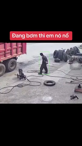 Đang bơm hơi thì em lốp nó nổ các bác. Không biết bác thợ bơm đúng cách chưa #lopxe #lopxetai #tyre #tyres #vavo #lopxetai #vavoluudong #tires #tire #nguyhiemquá 