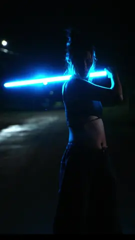 There was a flash of lightening behind me 😳! Im still a noobie when it comes to light sabers (i have to get used to the weight) but im having a ton of fun 🖤⚔️👧🏻 #lightsaber #transitions #flowarts #cyberpunk #anime #samurai #ravegirl #wushu 