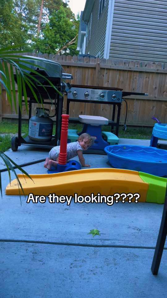 The way she looks back to see if she got caught yet 😂😂😂 #fyppppppppppppppppppppppp #growingup #kidsoftiktok #roadto10k #MomsofTikTok #babiesoftiktok #pool #Summer #summervibes #summertime #babies #swimming #fypage #fypシ゚viral 