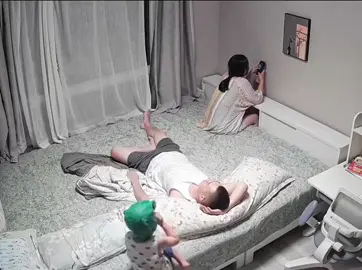 Nửa đêm, hai mẹ con suýt tiễn bố đi.🤣🤣🤣 #坑爹 #婚后 #监控下的一幕#haihuoc #giadinh 
