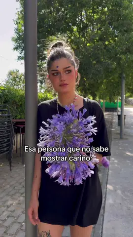 Esa amiga que no sabe mostrar amor pero es protectora: 💐🫡  #mujerdebuenapasta #sobreprotectora 