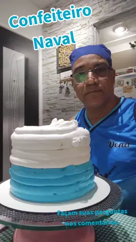 Bolo que serve 15 a 18 Fatias Massa: Branca Recheio: Brigadeiro Gourmet, Doce de leite e Geléia de ameixa artesanal Cor: Azul e Branco Contatos: @Denair Cabral Denair 