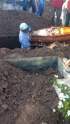 #sepultamento #cemitério #luto #agentefunerario momento de muita tristeza. ⚰️ 