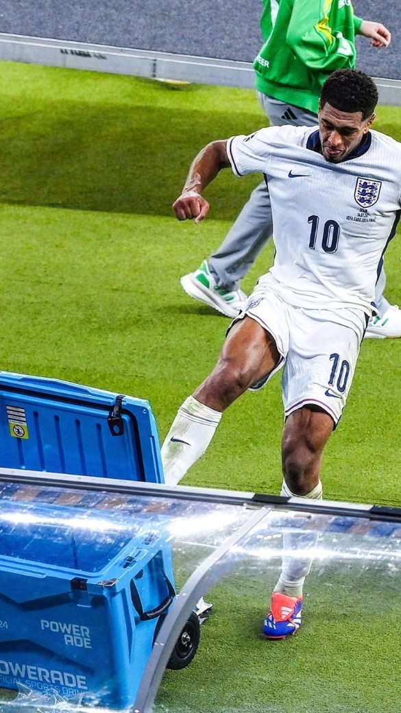 El jugador Jude Bellingham, descargo su enojo con la hielera tras perder la Eurocopa... 🏴󠁧󠁢󠁥󠁮󠁧󠁿❌. . . . #copa #fútbol #pasión 