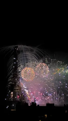 #paris2024 #paris #olympics #amour #edithpiaf #toureiffel #toureiffelparis #salutlestouristes #fireworks #14juillet #fetenationale 