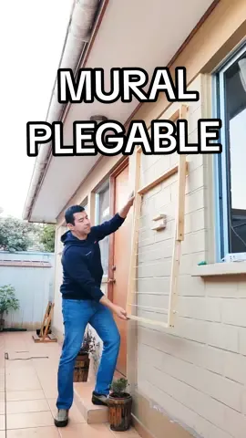 Una buena idea 💡 para aprovechar bien los espacios.  Se puede instalar en la terraza o balcón de un departamento, en una logia, pasillo exterior ,  o en otros sectores de espacio reducido.  Al estar plegada a la pared no ocupa nada de espacio y no tenemos que preocuparnos de donde guardarlo después como sucede con los tendederos tradicionales. Esta idea la vi hecha con tubos en PVC y quise replicarla en madera además de hacerle algunas mejoras. Medidas y detalles : Usé listones de 1x2 de pino cepillado. La estructura de tirantes que va anclada a la pared tiene 89,5 cm de ancho por 90 de largo. El marco principal donde va el cordel para colgar la ropa tiene 84cm de ancho por 105 de largo. Debe quedar un espacio entre los largueros de la primera estructura y los de la segunda para una tuerca que los separa como muestro en el vídeo, lo que permite pasar el cordel y que no tope en la unión de ambas, permitiendo abrir y cerrar sin problemas (mira el vídeo para que lo entiendas). Una opción para evitar esto sería pasar el cordel por cáncamos puestos por el interior en lugar de agujeros. En ese caso no es necesario poner esa tuerca de separación ni dejar un espacio.  Los agujeros los hice cada 10 cm. Estas medidas son referenciales para ti. Chequea que se ajusten al grosor de la madera que uses, el de la tuerca, etc. Si tienes dudas déjamelo en los comentarios. Y si te gustó no olvide darle like ❤️, y sígueme para más proyectos, consejos, tips y trucos de carpintería 🔨 🪚  Alfredo Vega / Carpintero / DIY / Decobarriles  #idea #tendedero #carpinteria #hogar #ropa #DIY