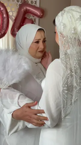 Mother of the Bride ♥️ Priceless Moments ♥️ ‎‌‏#DoniaAboNar #makeupartist #bridalmakeup #weddingMakeup #makeuptutorials #engagmentmakeup #bride #glam #bridalglam #luxurious #beauty #fullglam #explore #makeup #fullglammakeuplooks 