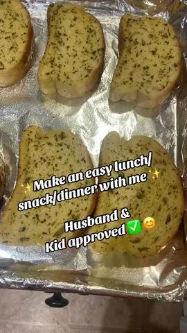 Pizza Garlic Bread is a favorite in our house 😊 You can eat it for an meal you want 💁🏻‍♀️ #MomsofTikTok #dinner #Recipe #momtok #sahm #momlife #mom #cooking 