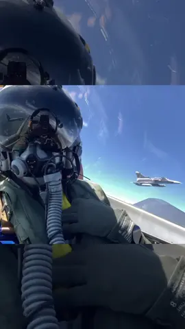 Surcando los cielos de nuestra patria, el escuadrón 111 KFIR de su #FuerzaAereaCol envía un saludo de apoyo a la @FCFSeleccionCol@FCFseleccioncolombia.  ¡Juntos, siempre, llegamos más alto! #ColombiaPatriaMía #ProtegemosLaVida #SiempreFirmes #AdAstra🚀  #TodosSomosColombia #CopaAmérica2024 #Colombia🇨🇴