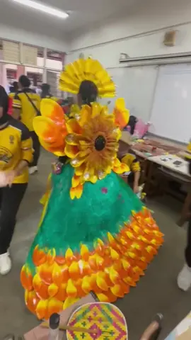 Preparation our SUNFLOWER FARIES 🌻 before it fly 😊 #sportsday #school #marching #recycle #costume #mascot #2024 #kids #skbd 