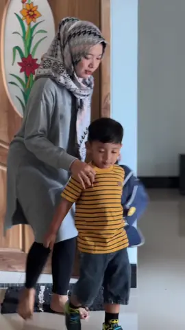 Isuk isuk nyruput kopi karo nyawang anak budal sekolah peh uayem polll🥰🥰