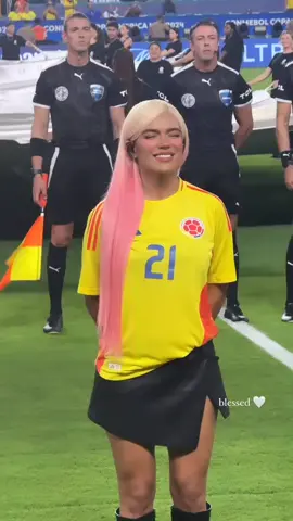 @Karol G La reina cantando el himno nacional de Colombia 💗🌹 Saliooooooo hermosa💕💖#bichota #tiktok #viralvideo #losdesiempre 💗💗💗💗💗💗 Amoooooooo💕🌱🌴