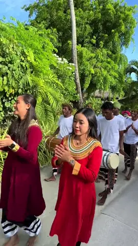 Experience authentic Maldivian culture with the biggest festival of the year! #visitmaldives #sunnysideoflife #maldives #eidinmaldives #maldivesculture 📽️: @kurumbafoari
