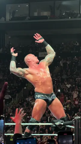 @randyorton will always know how to make an entrance! #wwemonterrey #mty #randyorton #WWE #wwelive #theviper #voices #entrance #arenamonterrey 