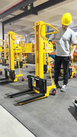 Hand type stacker, load 500kg, manual hydraulic forklift stacker, 1 ton 2 tons half electric lift truck, hand push, lift cattle, small forklift #handtypestacker #manualstacker#electricforklift #LiftingPlatform #ScissorLiftTruck 