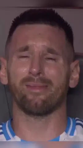 Copa America finalinde sakatlanıp oyuna devam edemeyen Messi'nin, hüngür hüngür ağladığı anlar.
